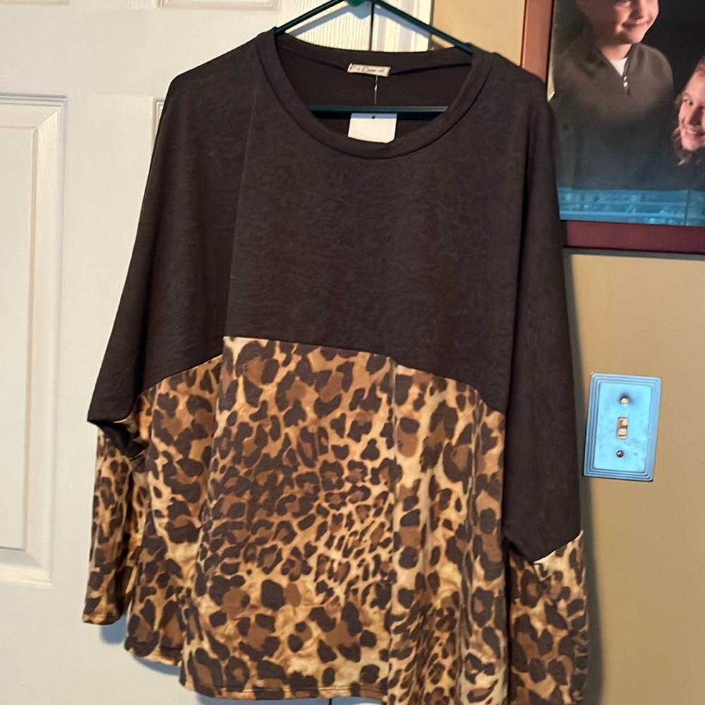 E.luna tunic top animal print on bottom solid on top 2xl